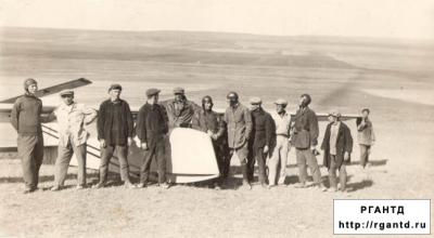 Прикрепленное изображение: Группа симферопольских планеристов на горе Узун-Сырт, 1929 г. РГАНТД. Ф.348. Оп.3. Д.233.2.jpg